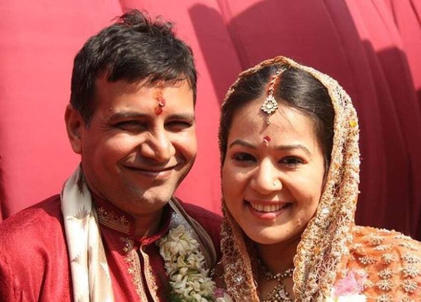 कुमुद मिश्रा की पत्नी आयशा रजा है। आयसा और कुमुद के इकलौते बेटे का नाम कबीर है।