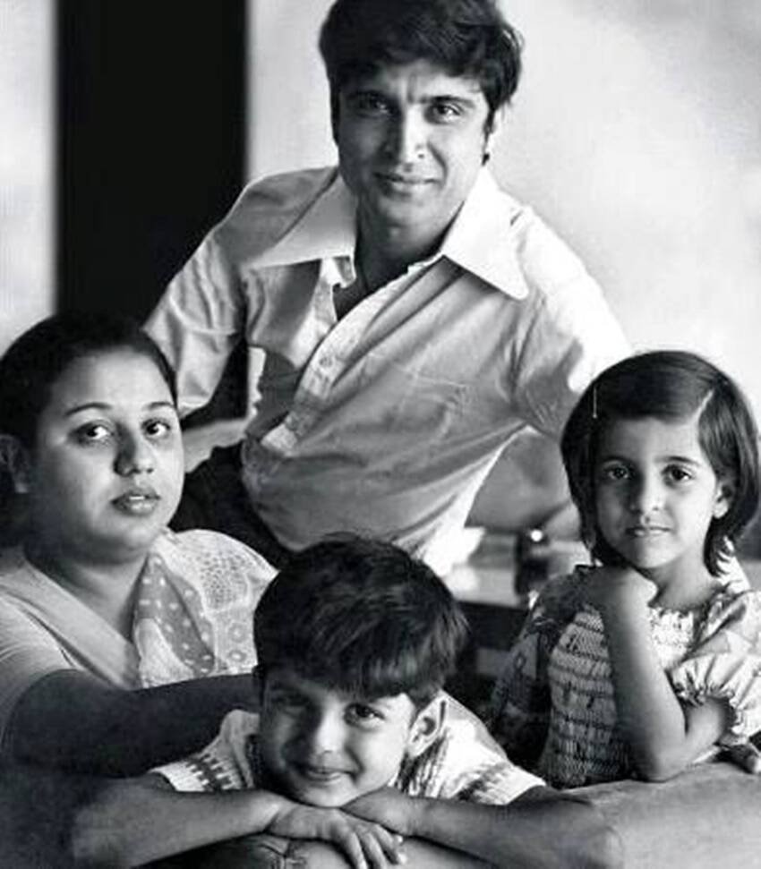 हनी ईरानी गीतकार जावेद अख्तर से शादी की थी। दोनों के दो बच्चे भी हैं। हनी ईरानी से तलाक के बाद जावेद अख्तर ने शबानी आजमी से शादी कर ली। लेकिन हनी ईरानी ने तलाक के बाद दोबारा ब्याह नहीं रचाया। (यह भी पढ़ें: हिंदू लड़की से रचाई थी शादी, इन 5 मुस्लिम एक्टर्स ने पैदा की सिर्फ दो ही संतान )
