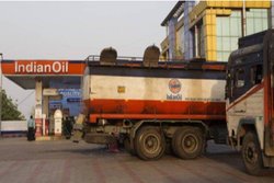 जनता 200 रुपए लीटर पेट्रोल खरीदे तो IOC का मुनाफ़ा 400 प्रतिशत हो सकता है- रवीश कुमार का&nbsp;तंज़