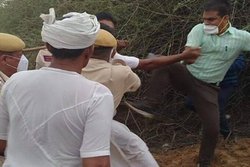 एक्सप्रेस-वे के काम के विरोध के बीच लाठी ले सामने आया किसान, तो SDM ने मार दी लात, VIDEO वायरल; केस