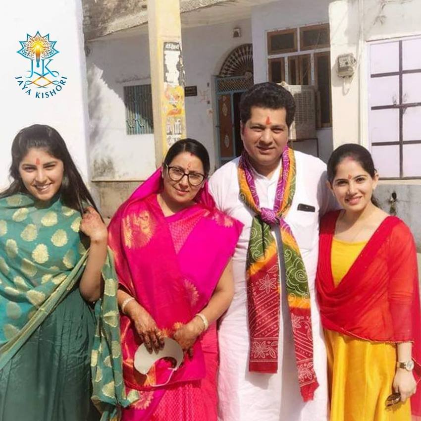 जया किशोरी का कहना है कि प्रेम विवाह हमेशा अरेंज मैरिज से बेहतर होता है। प्रेम विवाह में आप उसी से शादी करती हैं जिसके साथ आपको खुशी मिलती है। आप उसे अच्छी तरह से समझते हैं।