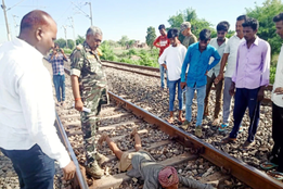 JHARKHAND, RAILWAY TRACK, JHARKHAND POLICE, MAN LAID ON TRACK, Stitched the Mouth