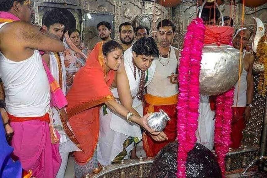 ज्योतिरादित्य सिंधिया ने साल 1994 में बड़ौदा के राजपरिवार की प्रियदर्शिनी राजे से शादी की थी। प्रियदर्शिनी का गायकवाड़ परिवार भी देश राजनीति से जुड़ा रहा।(यह भी पढ़ें: 'ये तो मेरे लिए बनी हैं, इसी से करूंगा शादी', जब पहली नजर में ही प्रियदर्शिनी पर दिल हार बैठे थे ज्योतिरादित्य सिंधिया )