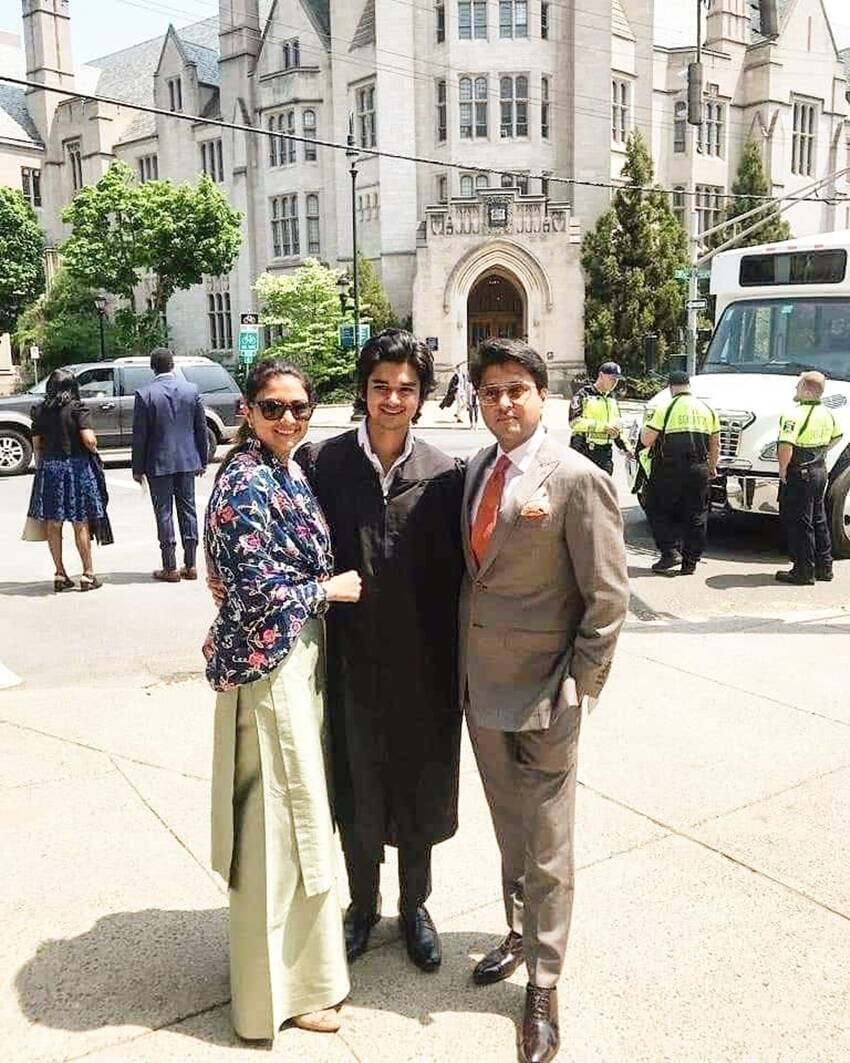 महाआर्यमन ने अमेरिका के शिकागो की प्रतिष्ठित येल यूनिवर्सिटी से एमबीए की डिग्री ली है। येल से लौटने के बाद वह अपने परिवार की तरह ही राजनीति में सक्रिय होते दिख रहे हैं। (यह भी पढ़ें: ‘अखिलेश की शादी की हर फोटो में है ये दलाल’, जब डिंपल यादव के बयान पर अमर सिंह ने यूं किया था पलटवार )