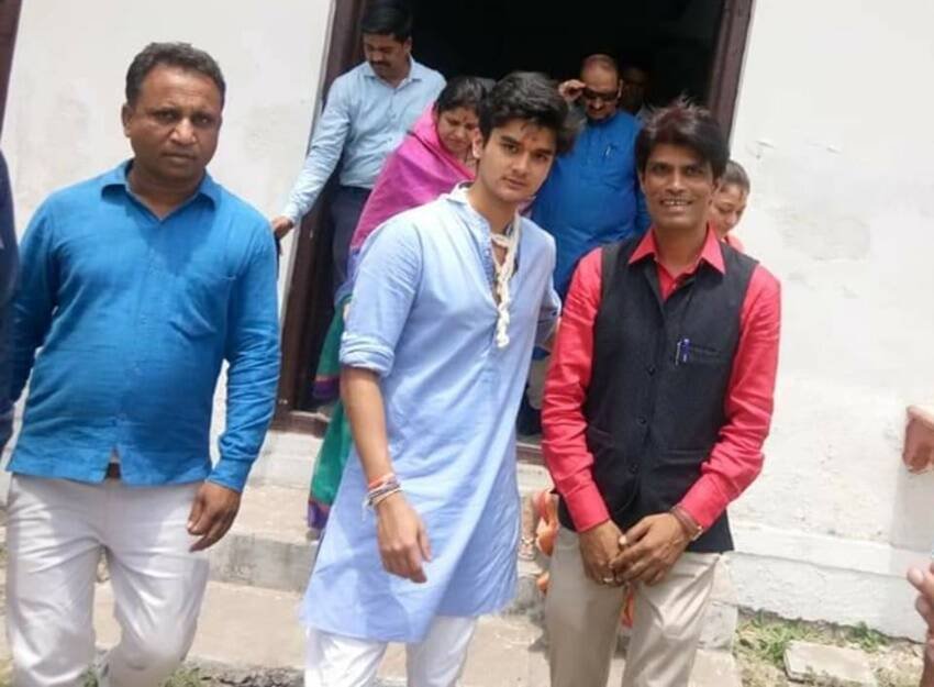महाआर्यमन अपने पिता के लिए चुनाव प्रचार करते भी देखे गए हैं। वह 13 साल की उम्र से ज्योतिरादित्य के लिए लोगों से जनसंपर्क करते रहे हैं। (यह भी पढ़ें: शादीशुदा मर्दों से दिल लगा बैठीं ये 5 मुस्लिम एक्ट्रेसेज, कुछ ने की शादी तो कुछ का प्यार रह गया अधूरा )