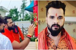 खेसारी भैया हाथ मिला लो- शूटिंग के दौरान खेसारी को देखने उमड़ी भीड़, एक्टर बोले- अभी कोरोना है; देखें Video