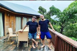 सुदेश लहरी कृष्णा अभिषेक को दिखाने लगे अपनी कार, बोले- पेमेंट के हिसाब से ली, फ़ोटो देख आप भी हंस पड़ेंगे