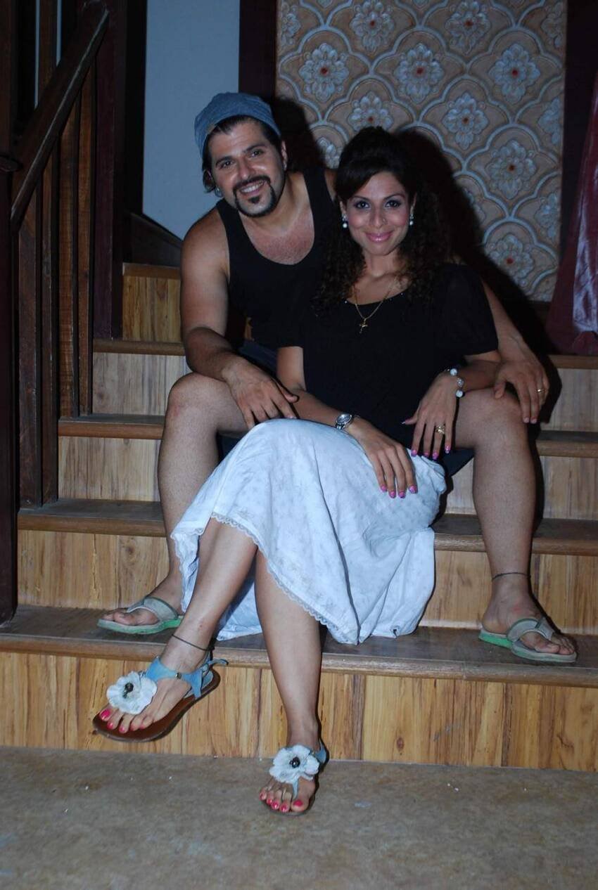 तनाज ईरानी ने भी शादी के बाद एक्टिंग में डेब्यू किया।&nbsp;तनाज ने पहली शादी 20 साल की उम्र में फरीद कुर्रम से की लेकिन जल्द ही दोनों का तलाक हो गया, जिसके बाद उन्होंने साल 2007 में बख्तियार ईरानी से शादी की।&nbsp;