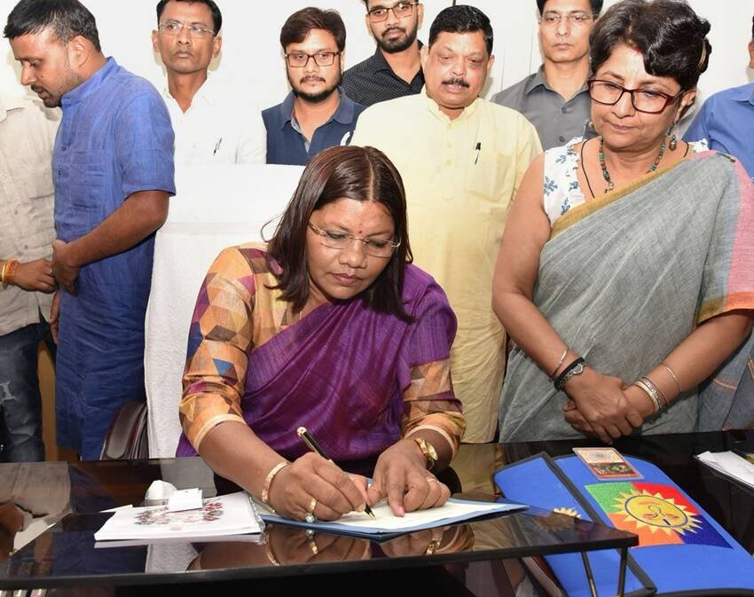 अनुसूचित जनजाति मामलों की मंत्री रेणुका सिंह सरूता के 4 बच्चे हैं। (यह भी पढ़ें: मुलायम से राजनाथ तक: किसी के 10 तो किसी की 8 संतान, जानिए UP के किस CM के कितने बच्चे )