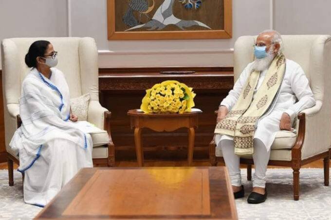 प्रधानमंत्री मोदी से मुलाकात के दौरान ममता बनर्जी ने बंगाल का नाम बदलने और कोरोना वैक्सीन सहित कई मुद्दों पर चर्चा की। (फोटो - पीटीआई)