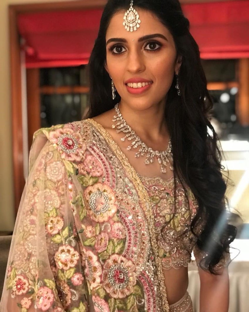 डिजायनर गहने श्लोका की खूबसूरती में चार चांद लगा देते हैं।