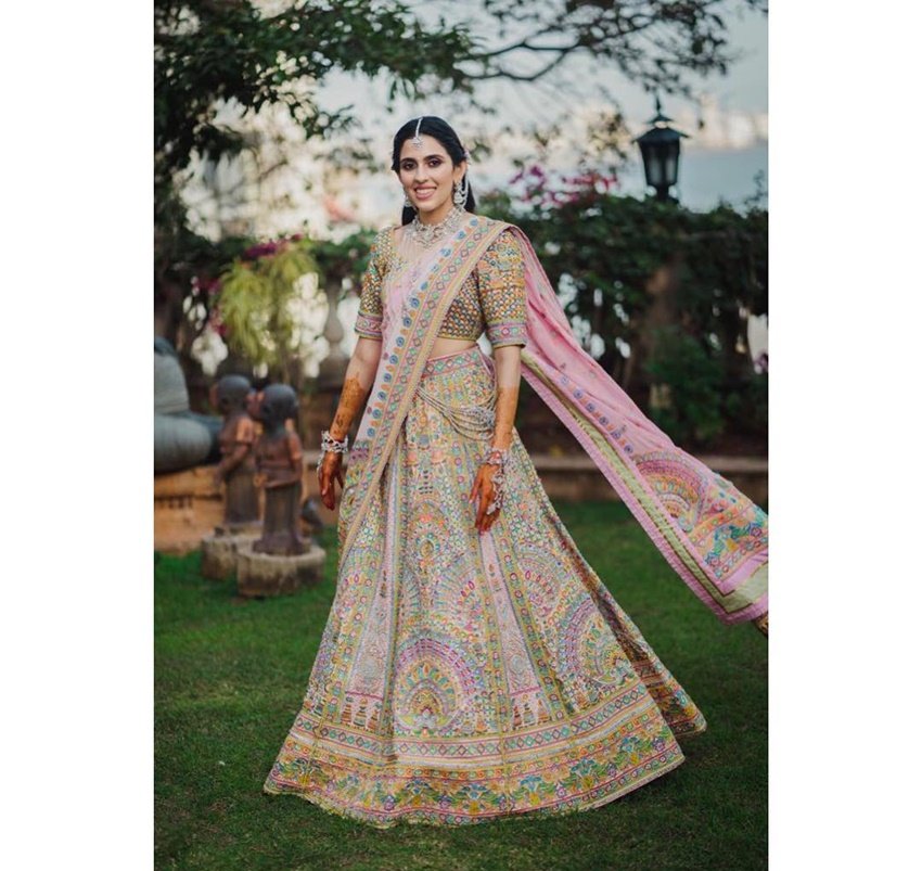 गहनों के मामले में नीता अंबानी की बहू भी कुछ कम नहीं हैं। वह भी बेहद खूबसूरत गहनों में नजर आ जाती हैं।