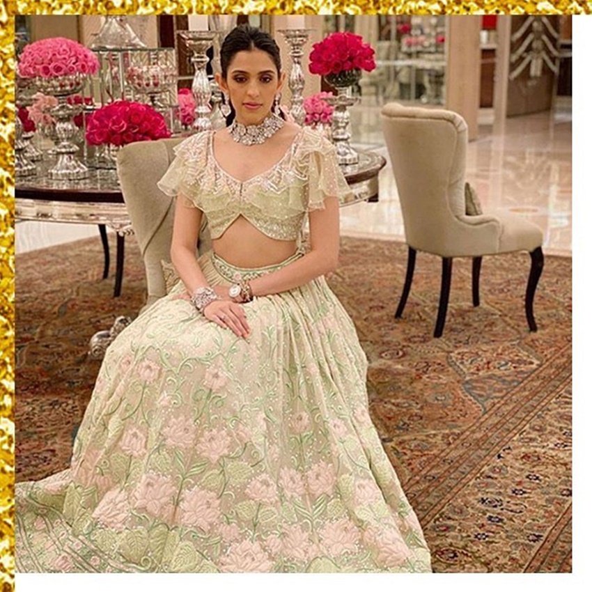 बता दें कि 9 मार्च 2019 को श्लोका की शादी मुकेश अंबानी के बड़े बेटे आकाश से हुई थी। श्लोका और आकाश बचपन से एक दूसरे के दोस्त हैं।