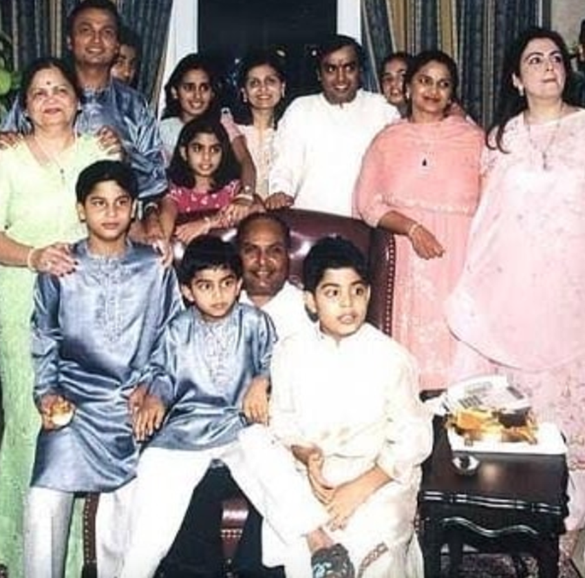 नीता अंबानी ने प्रेग्नेंसी के सातवें महीने में ही बच्चों को जन्म दे दिया था। नीता अंबानी की डिलीवरी लंदन में हुई थी।