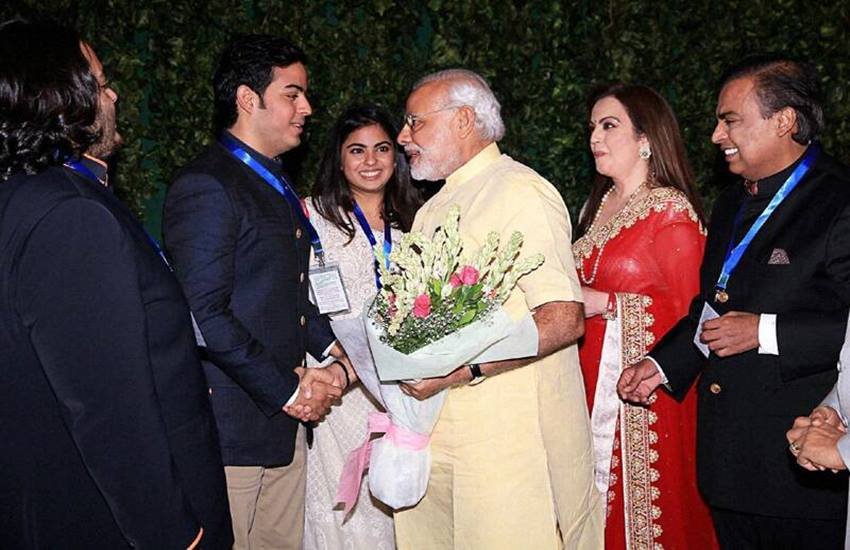 Mukesh ambani Nita Ambani: नीता अंबानी एशिया के सबसे अमीर शख्स मुकेश अंबानी की पत्नी हैं। नीता खुद भी एक सफल उद्यमी हैं। बिजनेस के साथ ही नीता अंबानी परिवार की जिम्मेदारी भी बखूबी निभाती हैं। इस कपल के तीन बच्चे हैं। अनंत (Anant Ambani), आकाश (Akash Ambani) और ईशा अंबानी (Isha Ambani)। आकाश और ईशा की शादी हो चुकी है।