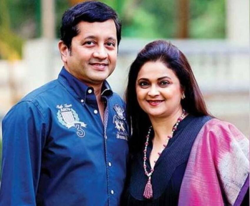 दीप्ति और राज की शादी 1983 में हुई थी। शादी के बाद वह मुंबई से गोवा शिफ्ट हो गई थीं। दिल से पूरी मराठी दीप्ति के लिए गोवा में सेटल होना काफी चुनौती भरा रहा। (यह भी पढ़ें: आलीशान गाड़ियों की शौकीन हैं मुकेश अंबानी की मां, इतने शान से जीती हैं लाइफ )