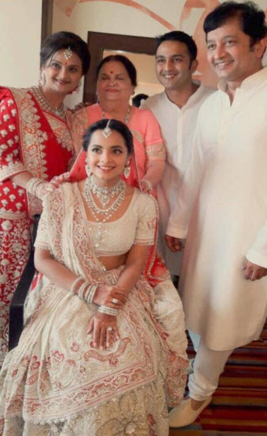 जब वह ससुराल गईं तो उन्हें अपनी सास समेत परिवार के कई लोगों से बात करने में भी दिक्कत होती थी। क्योंकि उन लोगों को कोंकणी के सिवा कोई और भाषा आती नहीं थी। और दीप्ति को कोंकणी नहीं आती थी। (यह भी पढ़ें: जानिए हमेसा पिंक साड़ी ही क्यों पहनती हैं मुकेश अंबानी की मां )