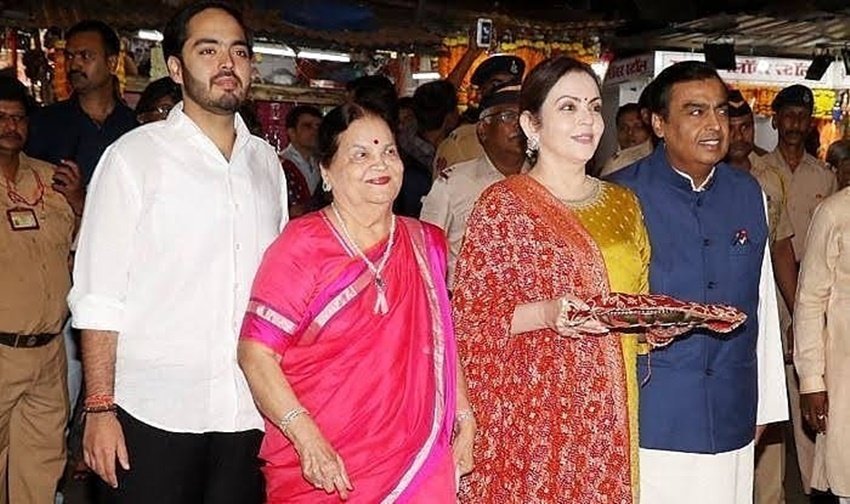 नीता का कहना था कि मुकेश कि सिंपलिसिटी उन्हें सबसे पहले आकर्षित की थी। नीता ने कहा था कि जब वह शादी कर अपने ससुराल आईं तो उन्हें लगा ही नहीं था कि वह अपना मायका छोड़कर आई हैं। (All Photos: Social Media)