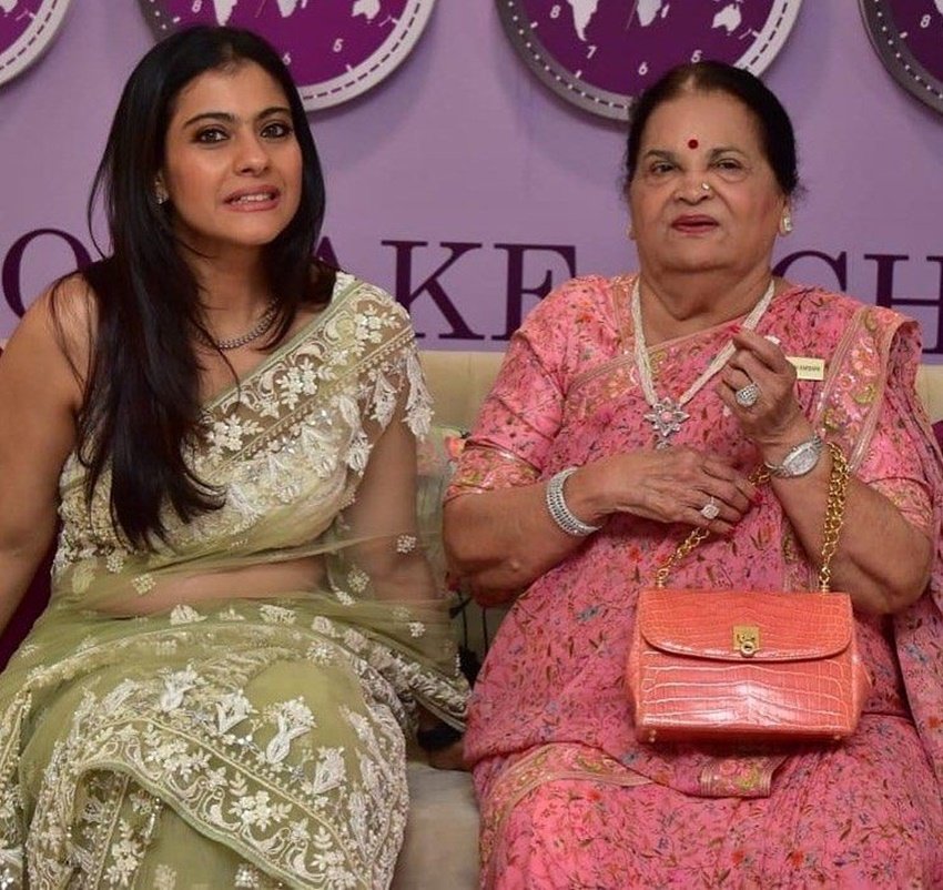 किसा कार्यक्रम में एक्ट्रेस काजोल के साथ कोकिलाबेन। (यह भी पढ़ें: <a href="https://www.jansatta.com/photos/picture-gallery/dharmendra-son-sunny-deol-meet-his-stepmother-hema-malini-at-mukesh-ambani-nita-ambani-residence-antillia-see-what-heppend-there/1745691/">जब मुकेश अंबानी के घर सौतेली मां हेमा मालिनी से हो गया सनी देओल का सामना, जानिए क्या हुआ था वहां</a> )