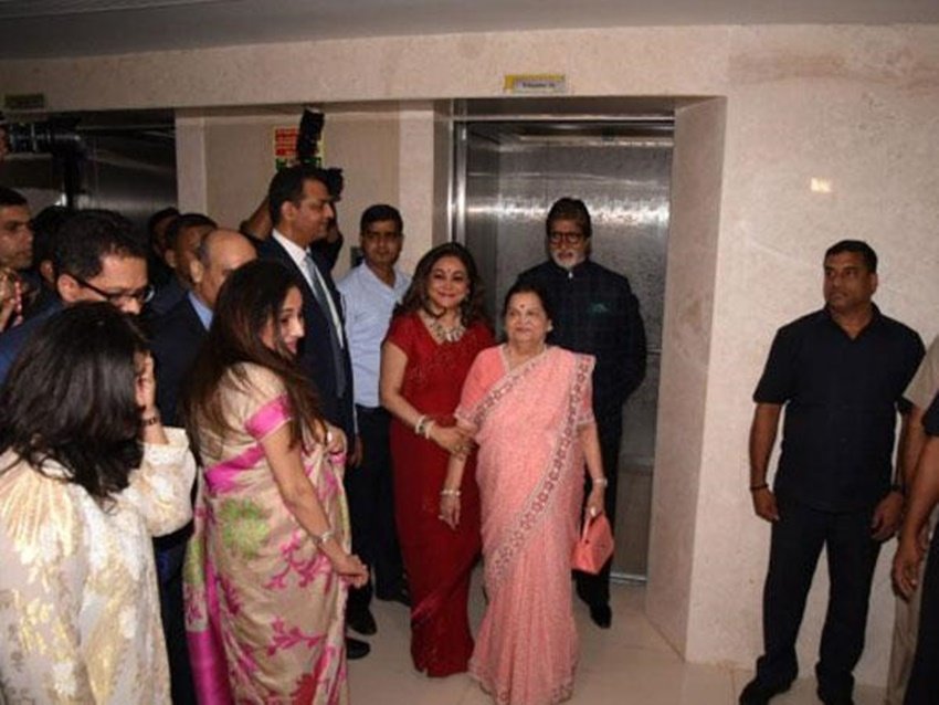 जब तक धीरूभाई जिंदा थे तब उनके साथ घूमने जाती थीं अब परिवार के किसी भी सदस्य के साथ साल में दो बार टूर पर जरूर जाती हैं। (यह भी पढ़ें: <a href="https://www.jansatta.com/photos/picture-gallery/mukesh-ambani-wife-and-isha-ambani-husband-anand-piramal-mil-nita-ambani-become-mother-in-7-month-of-pregnancy/1759574/">प्रेग्नेंसी के 7वें महीने में ही मां बन गई थी नीता अंबानी, 5 साल तक काम से दूर रही थीं</a> )