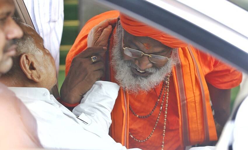 साक्षी महाराज भी बीजेपी के चर्चित सांसद हैं। बाबरी मामले में वह भी नामजद थे। फिलहाल साक्षी महाराज उन्नाव से लोकसभा सांसद हैं। उन्होंने खुद को गृहस्थ जीवन से दूर रखा है। (Photos: Indian Express and PTI)