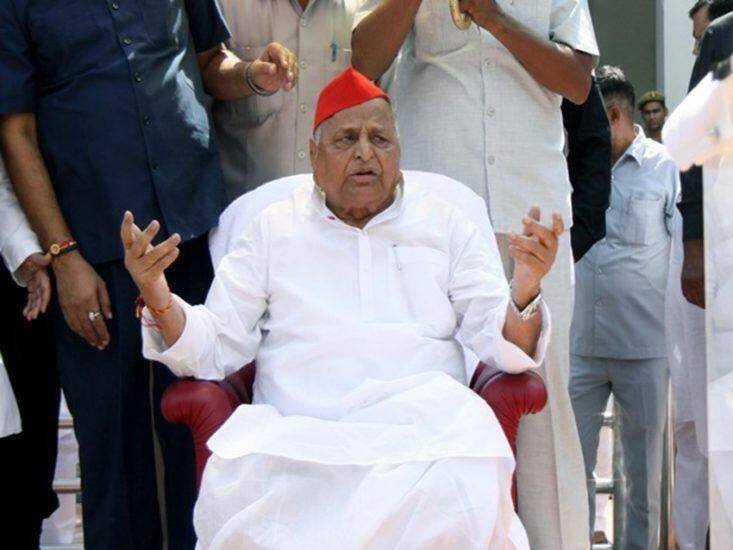 अखिलेश यादव (Akhilesh Yadav) के यूपी के सीएम बनने के बाद भी उनके पिता मुलायम सिंह यादव (Mulayam Singh Yadav) उन्हें भरे मंच पर डांटने से नहीं चूकते थे। एक नहीं कई बार अखिलेश को मुलायम से घुड़की मिली थी। परिवार में हुए विवाद के बाद कई ऐसे मौके पर जहां अखिलेश भी मुलायम के साथ थे, वहां उन्हें पिता ने खूब सुनाया था। भरे मंच से एक बार मुलायम ने यहां तक कह दिया था कि अखिलेश की सुस्ती के कारण ही सपा राष्ट्रीय पार्टी नहीं बनी।