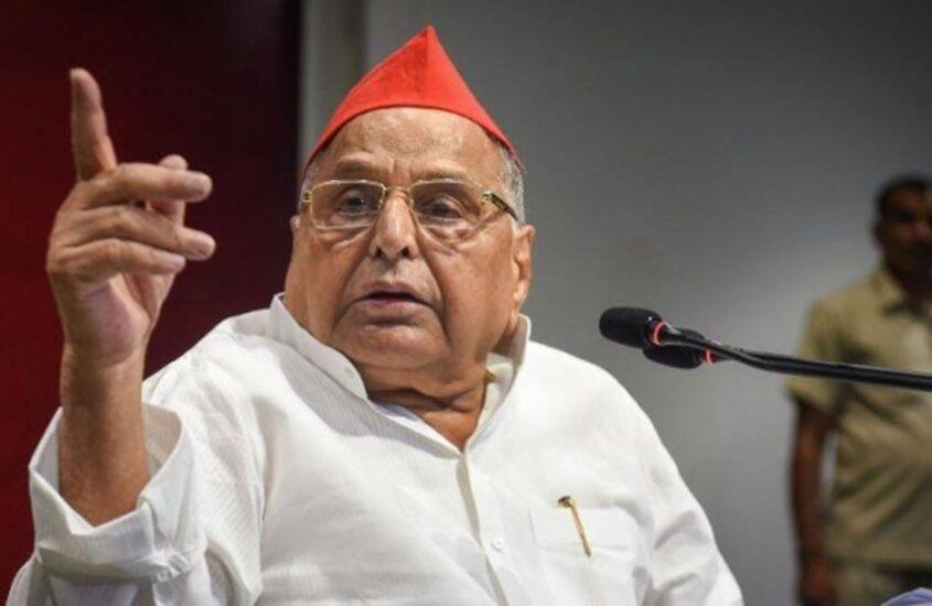 मुलायम सिंह यादव (Mulayam Singh Yadav) और अखिलेश यादव (Akhilesh Yadav) का पारिवारिक विवाद एक समय मीडिया की सुर्खियों में छाया हुआ था। पिता मुलायम भरी सभाओं में उन दिनों बेटे अखिलेश को कुछ न कुछ सुना दिया करते थे। सपा में दो फाड़ की स्थिति आने पर भी एक बार मंच पर मुलायम ने अखिलेश को खुलेआम चेतावनी दे डाली थी। आइए जानें कि पिता मुलायम ने बेटे अखिलेश को कैसे चेताया था।