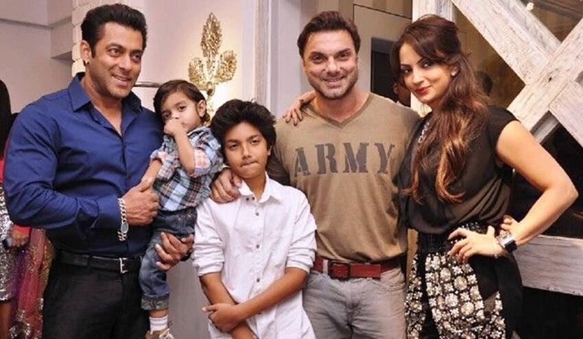 सोहेल खान ने सीमा सचदेव से शादी की है। इस कपल के दो बेटे हैं। बेटों के नाम निर्वान और योहान हैं। (यह भी पढ़ें: इन 5 हिंदू एक्ट्रेसेज ने चुना था मुस्लिम पति, शादीशुदा जिंदगी नहीं रही सफल, हो गया तलाक )