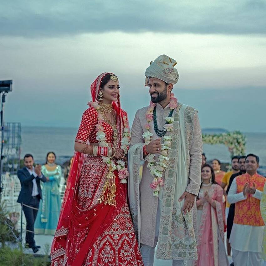 एक्ट्रेस और टीएमसी सांसद नुसरत जहां ने निखिल जैन से शादी रचाई थी। लेकिन 2 साल में ही दोनों अलग हो गए। (यह भी पढ़ें: ओवैसी से आजम खान तक, देश के इन 6 बड़े मुस्लिम नेताओं की सिर्फ 1 या 2 ही संतान )