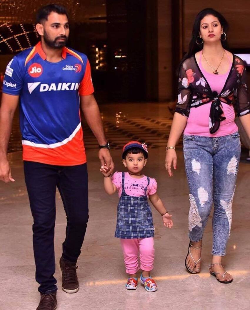 मोहम्मद शमी की एक बेटी हैं। (यह भी पढ़ें: आशाराम से राधे मां तक, किसी के 4 तो किसी के 2 बच्चे, जानें इन 5 चर्चित बाबाओं की हैं कितनी संतान )