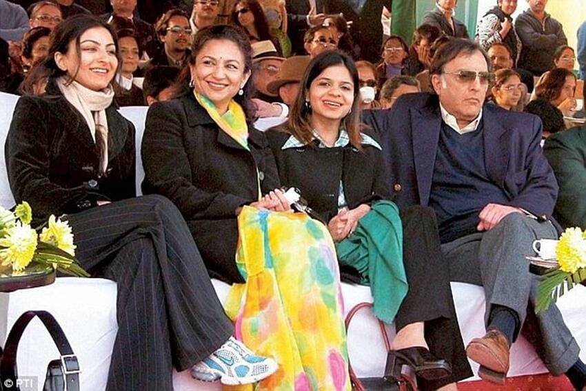 टीम के धाकड़ बल्लेबाज रहे मंसूर अली खान पटौदी के तीन बच्चे हैं। बेटे सैफ अली खान के अलावा उनकी दो बेटियां सोहा और सबा हैं। (यह भी पढ़ें: नौकरी छोड़ कोई संभालने लगा घर तो कोई बन गया नेता, जानिए क्या करती हैं इन लीजेंड क्रिकेटर्स की पत्नियां )