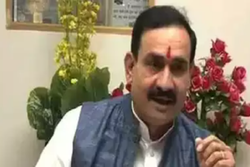 कांग्रेस नेता दिग्विजय पर गृहमंत्री का कटाक्ष: कहा- जिनकी उम्र मंदिर की सीढ़ियां चढ़ने की, वे बैरिकेड पर चढ़&nbsp;रहे