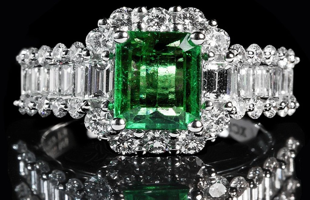 Panna Stone, Panna ratna, gemstone, emerald stone, emerald stone benefits, panna pehnne ke fayde,