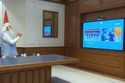 टोक्यो ओलंपिक: पीएम नरेंद्र मोदी ने भारतीय दल का खड़े होकर उत्साहवर्धन किया, खेलमंत्री अनुराग ठाकुर को स्क्रीन पर देख भड़के लोग