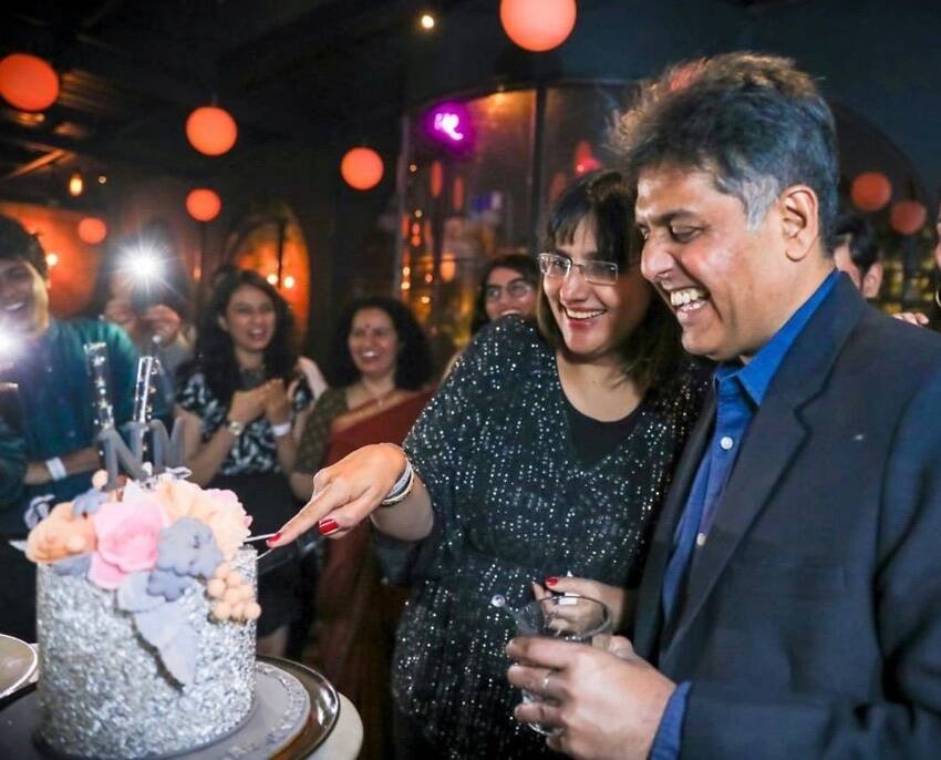 कांग्रेस नेता मनीष तिवारी की वाइफ पारसी धर्म की हैं। नाजनीन सफा से मनीष तिवारी ने लव मैरिज की है। टाइम्स ऑफ इंडिया की रिपोर्ट के मुताबिक 1989 में जब मनीष NSUI के प्रेसीडेंट थे तब नाजनीन मुंबई में वीमेन विंग की प्रेसीडेंट थी। तभी दोनों की पहली मुलाकात हुई थी। दोनों की एक बेटी हैं जिनका नाम इनेका तिवारी है।(यह भी पढ़ें: हिंदू लड़की से रचाई थी शादी, इन 5 मुस्लिम एक्टर्स ने पैदा की सिर्फ दो ही संतान )