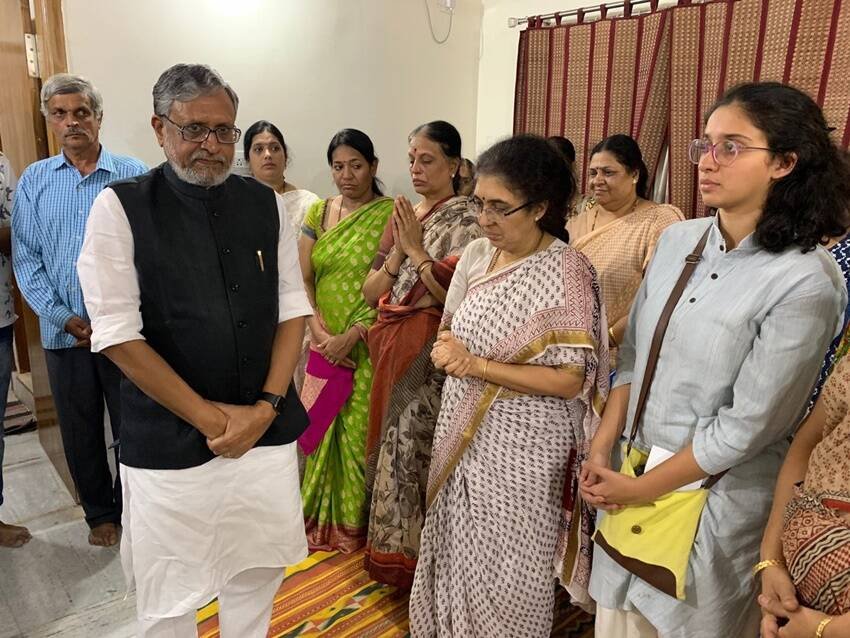 बिहार के उपमुख्यमंत्री रह चुके वरिष्ठ बीजेपी नेता सुशील मोदी ने जेसिस जॉर्ज से शादी की है। सुशील मोदी की पत्नी क्रिश्चियन हैं। दोनों के दो बेटे हैं। बेटों के नाम उत्कर्ष और अक्षय हैं। (यह भी पढ़ें: BJP में RSS के बड़े चेहरे रहे ये नेता, किसी के 6 तो किसी के 4 बच्चे )