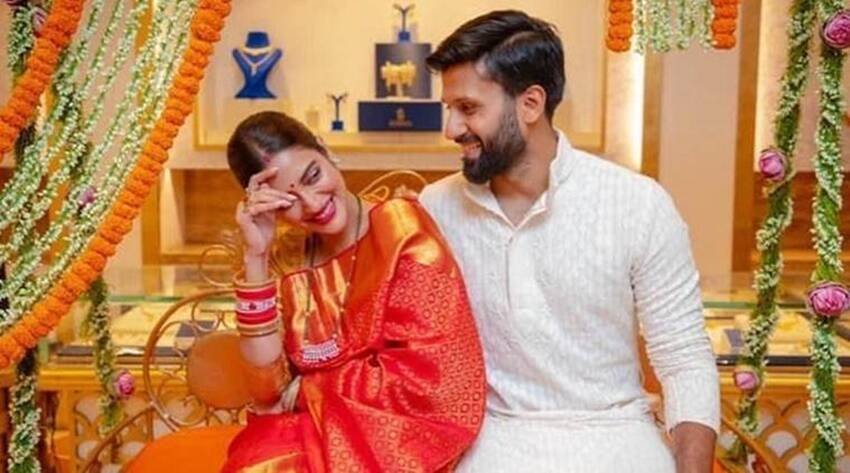 टीएमसी सांसद नुसरत जहां ने निखिल जैन से शादी की थी। दोनों ने कुछ सालों के अफेयर के बाद लव मैरिज की थी। दो साल बाद ही दोनों ने अलग होने का ऐलान कर दिया। इस कपल की फिलहाल कोई संतान नहीं है। (यह भी पढ़ें: इन मुस्लिम एक्ट्रेसेज ने चुना था हिंदू पति, असफल रही शादीशुदा जिंदगी, हो गया तलाक )