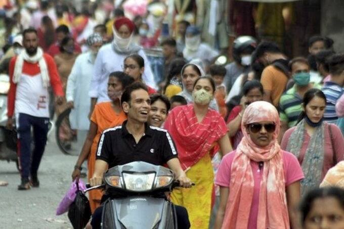 उत्तरप्रदेश में प्रस्तावित जनसंख्या नियंत्रण विधेयक के अनुसार दो-बच्चों की नीति का उल्लंघन करने वाले के ऊपर सरकारी नौकरियों में आवेदन से लेकर स्थानीय निकायों में चुनाव लड़ने पर रोक लगाने का प्रस्ताव है। (फोटो - पीटीआई)