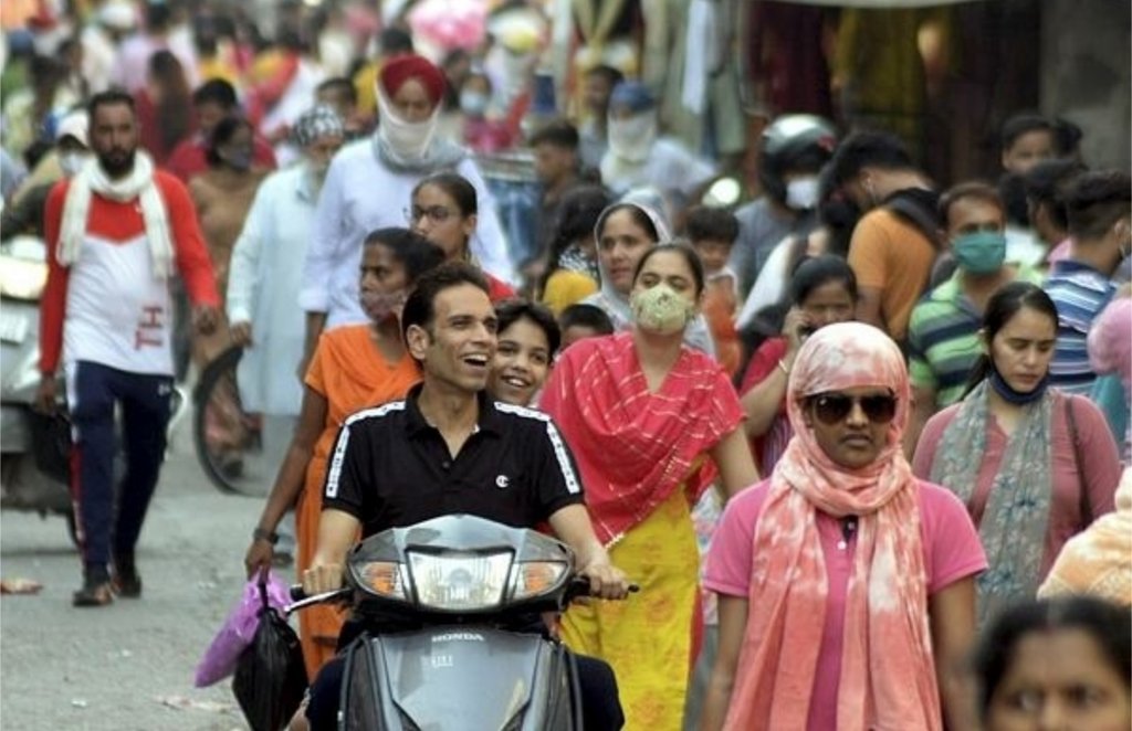 उत्तरप्रदेश में प्रस्तावित जनसंख्या नियंत्रण विधेयक के अनुसार दो-बच्चों की नीति का उल्लंघन करने वाले के ऊपर सरकारी नौकरियों में आवेदन से लेकर स्थानीय निकायों में चुनाव लड़ने पर रोक लगाने का प्रस्ताव है। (फोटो - पीटीआई)