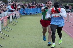 खेल भावना का दिखा अद्भुत नजारा, स्पेन के रेसर ने खुद ना जीतकर केन्या के रेसर को धक्का देकर करवाई विनिंग लाइन&nbsp;क्रॉस