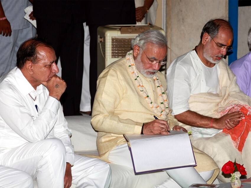 कई मौकों पर नरेंद्र मोदी रमेश भाई के साथ नजर आए।