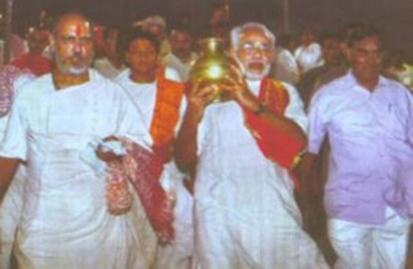 नरेंद्र मोदी जब गुजरात के मुख्यमंत्री थे तभी से वह रमेश भाई ओझा के कार्यक्रमों में शिरकत करते रहे हैं।