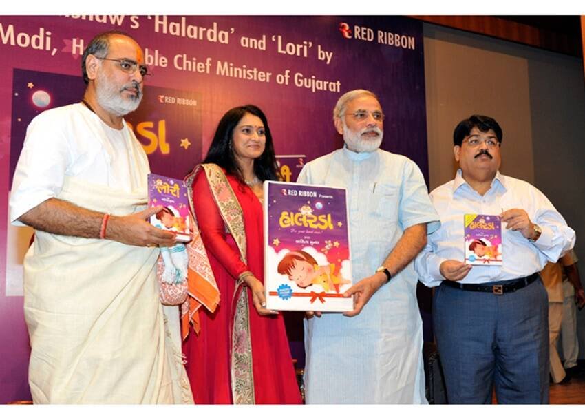 पीएम नरेंद्र मोदी भी रमेश भाई ओझा की काफी इज्जत करते हैं। (यह भी पढ़ें: कभी पत्नी से मिलाया हाथ तो कभी भाई के लगे गले, मुकेश अंबानी के परिवार संग ऐसे हैं मोदी के संबंध )