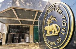 खुदरा और छोटी कंपनियों को दिये गए कर्ज पर सतर्क रहें बैंक, RBI ने किया अलर्ट