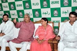 लालू यादव की जगह तेजस्वी यादव हो सकते हैं आरजेडी के राष्ट्रीय अध्यक्ष, तेजप्रताप को भी मिलेगी बड़ी जिम्मेदारी