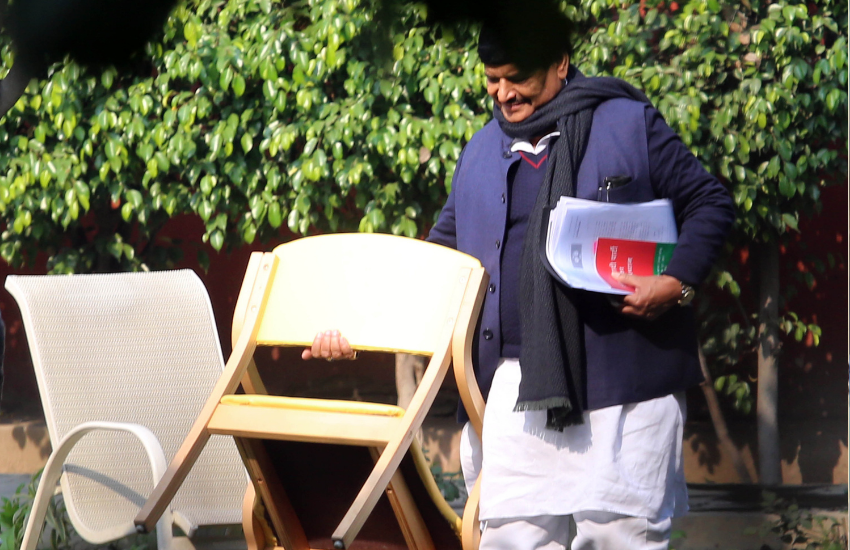 अखिलेश यादव (Akhilesh Yadav) ने परिवार के विवाद पर जब भी बात की केवल अमर सिंह (Amar Singh) को इसका दोषी बताया था। जबकि उनके चाचा शिवपाल यादव (Shivpal Yadav) भतीजे अखिलेश की इस बात का खंडन करते रहे थे। मुलायम सिंह यादव (Mulayam Singh Yadav) के परिवार में अमर सिंह को लेकर मतभेद शुरू हुआ था। चाचा और भतीजे दोनों ही मुलायम के सामने अपने-अपने पक्ष रखते रहे थे। जब परिवार के साथ सपा के दो फाड़ हुए थे तो सपा कार्यकताओं के सामने ही शिवपाल ने मुलायम सिंह से कह दिया था कि उनके बेटे अखिलेश पार्टी तोड़ने का काम किया है। शिवपाल ने अखिलेश के खिलाफ बहुत सी बातें की थी। आइए जानें कि कार्यकर्ता सम्मेलन में शिवपाल ने क्या कुछ भतीजे के लिए कहा था।