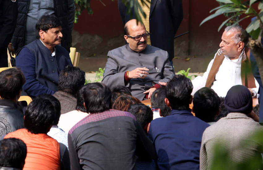 शिवपाल ने कहा था कि अखिलेश ने अमर सिंह पर तमाम आरोप लगाए थे, लेकिन वह खुद अमर सिंह के पैरों की धूल बराबर भी नहीं हैं।(‘तंत्र-मंत्र से अखिलेश यादव को हराने की मुलायम परिवार कर रहा था साजिश’, रामगोपाल यादव ने अपनों पर ही लगाया था आरोप )