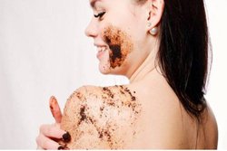 रूखी और बेजान त्वचा से निजात दिलाने में कारगर है बेसन और सरसो के तेल से बना ये बॉडी स्क्रब, जानिये