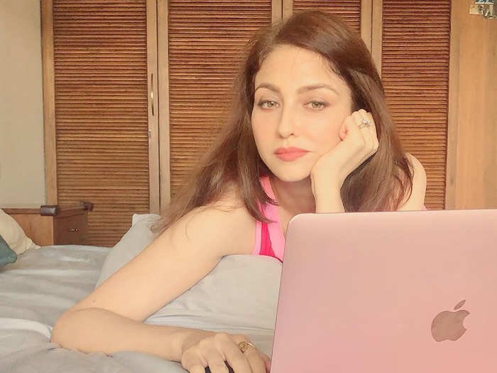 भाभी जी घर पर है फेम सौम्या टंडन ने अपने सोशल मीडिया अकाउंट पर अपनी बकाया पेंमेंट को लेकर भड़ास निकाली थी। यही नहीं सौम्या ने यह भी बताया था कि उनकी पेमेंट में भारी कटौती की गई थी।( सनी देओल की फिल्म की शूटिंग के दौरान कपिल शर्मा से हुई थी ये चूक, पड़ी थी तब जबरदस्त डांट )