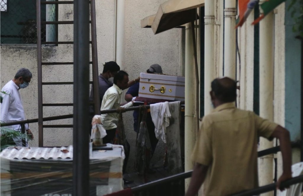 सोमवार को फादर स्टेन स्वामी का निधन होने के बाद उनका अंतिम संस्कार मंगलवार शाम को मुंबई में किया गया।(एक्सप्रेस फोटो: गणेश शिर्सेकर)